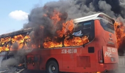 Xe giường nằm bốc cháy giữa trưa nắng, 20 hành khách may mắn thoát nạn