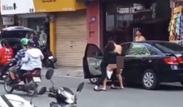 Nghi chồng ngoại tình, vợ lột đồ của chồng trên phố khiến CDM xôn xao