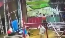 Camera hé lộ cảnh con nợ truy sát vợ chồng chủ nợ ở Điện Biên