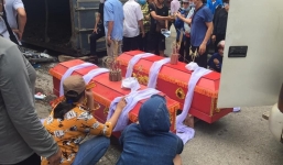 Xe container lật đổ trúng 2 mẹ con đi xe máy, người thân khóc ngất ở hiện trường