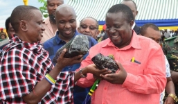 Tìm được đá quý lớn kỷ lục, thợ mỏ trở thành triệu phú USD sau 1 đêm