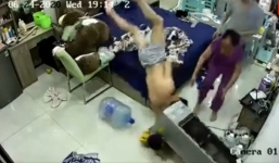 Bé trai bị cả bình nước lọc đổ vào người, ông bố có pha cứu nguy như siêu nhân