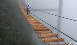 Du khách đi trên cầu treo giữa vách núi ở Sapa nhìn đáng sợ hơn cầu kính TQ