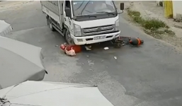 Giật mình clip cô gái lao xe vào gầm ô tô tải, may mắn 'thần chết' ngủ quên