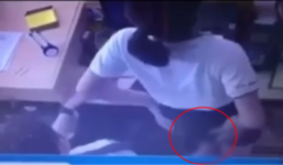 Nam thanh niên thản nhiên sàm sỡ nữ nhân viên trong cửa hàng điện thoại