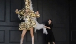 Siêu mẫu Võ Hoàng Yến như 'người khổng lồ' khi đứng cạnh trợ lý tung váy