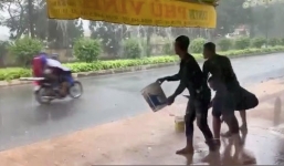 Nhóm 'sửu nhi' tạt nước bẩn vào người đi đường làm trò vui gây phẫn nộ