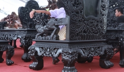 Đại gia gây tranh cãi vì bộ 'siêu' bàn ghế 27 tỷ làm từ thạch mun