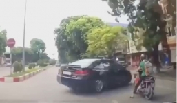 Ô tô driff cực gắt, đụng ngã nam thanh niên chạy xe máy rồi bỏ chạy