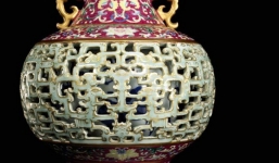 Thứ nằm phủ bụi trong tủ nhà giúp cụ bà thu về hơn 200 tỷ đồng