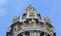 Ý nghĩa phong thuỷ của 6 con gà vàng trên đỉnh lâu đài của đại gia sắt vụn 