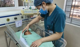 Bé trai bị bỏ rơi ở hố ga: Dân mạng nghẹn ngào, làm thơ tiễn đưa 'chàng trai kiên cường'