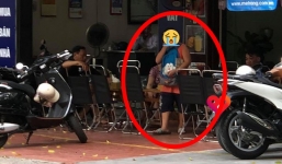 Mua bánh mì được giảm giá, cậu bé bán tăm nói câu khiến nhiều người thấy xấu hổ