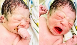 Bé sơ sinh cầm trên tay vòng tránh thai 'gửi trả' bố mẹ làm kỷ niệm