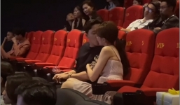 Trấn Thành liên tục hôn Hari Won ở họp báo khiến fan 'nóng mắt'