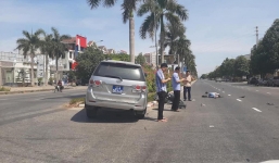 Xe biển xanh tông cô gái đi xe máy điện văng xa 10m