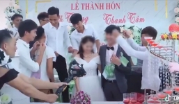 Dân mạng thích thú với màn trao quà cực 'mặn' của hội ế vợ dành cho cô dâu, chú rể