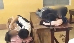 Kê bàn ghế thành giường, nhóm học sinh thản nhiên âu yếm gây bức xúc