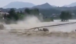 Khoảnh khắc cây cầu 480 tuổi ở Trung Quốc bị nước lũ đánh sập