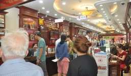 Giá vàng lập đỉnh sốc, người Hà Nội đổ xô đi bán kiếm lời