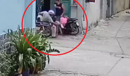 Nghịch tử xô đẩy, đánh đập cha mẹ ngã dúi dụi trước cửa nhà gây phẫn nộ