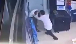 Say rượu, nam thanh niên lao vào phòng trực camera đánh nữ bảo vệ chung cư 