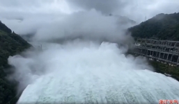 Đập thuỷ điện Trung Quốc xả lũ hết công suất, cảnh tượng chẳng khác gì cuồng phong gầm thét