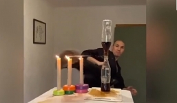 Những màn biểu diễn có độ chính xác khó tin của anh chàng khởi xướng thử thách 'đá nút chai'