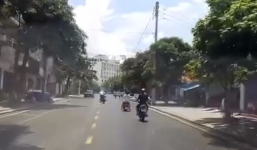 Thanh niên sĩ gái gặp ngay cái kết sấp mặt vì màn bốc đầu xe máy thất bại