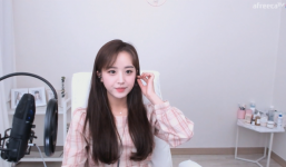 Lên sóng ngồi buộc tóc sương sương, streamer 'thần tiên tỷ tỷ' được donate tới 8 tỷ