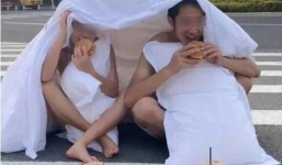 Cặp đôi gây sốc khi biến lòng đường thành chiếc giường để chụp ảnh cưới