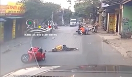 Phanh gấp tránh đâm đuôi xe máy cùng chiều, cô gái gặp hoạ ngay sau khi ngã xuống đường 