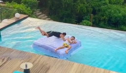2 anh chàng suýt mất mạng vì mải mê quay clip 'sống ảo' bên hồ bơi vô cực