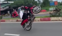 Cao hứng bốc đầu xe máy, 'quái xế' thích thể hiện kết thúc bằng cú ngã đau đớn 