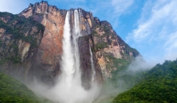 Chiêm ngưỡng ngọn thác cao hơn cả tầng mây, nước chưa chạm đáy đã bốc hơi