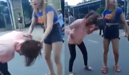 Thiếu nữ bị 'siêu nhân tóc vàng' đi đường quyền giữa đường gây bức xúc