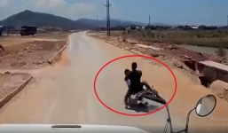 Đột ngột 'xòe' trước mũi xe container, 2 thanh niên ôm nhau ngã khiến tài xế thót tim