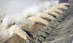 Đập Tam Hiệp vượt cảnh báo lũ 15 mét, thành phố ở Hồ Bắc chìm trong biển nước