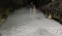 Tìm ra thủ phạm khiến dòng suối ở Bình Dương nổi màu trắng xoá như tuyết