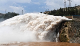 Cảnh xả nước lũ hiếm gặp, cuồn cuộn như cuồng phong trên thượng nguồn sông Hoàng Hà