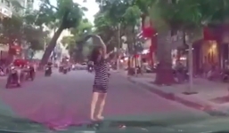 Cô gái mặc váy ngắn, múa may quay cuồng giữa phố khiến người đi đường ngán ngẩm