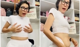 Trang Trần vạch bụng mỡ trên livestream để 'dằn mặt' kẻ dám chê vòng 1 trị giá 3.000 USD của mình