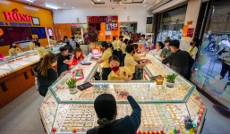 Giá vàng lại vượt mốc 56 triệu đồng/lượng, cao hơn thế giới 3 triệu đồng