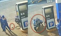 Thấy nhân viên cây xăng đùa giỡn làm rơi cọc tiền 20 triệu, tài xế xe máy có hành động đáng xấu hổ