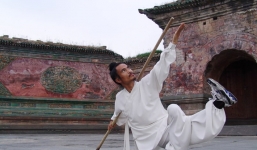 Vén màn 'cao thủ bí ẩn' dùng nội công thâm hậu hạ 4 võ sĩ lực lưỡng gây sốt ở Trung Quốc