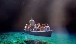 Hồ nước sạch nhất thế giới khiến thuyền bè như đang lơ lửng trong không khí