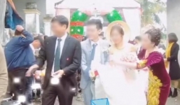 Chú rể nâng váy làm cô dâu hớ hênh, mẹ chồng có pha xử lý đi vào lòng người
