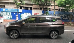 Thanh sắt từ 'trên trời' rơi xuống, đâm thủng nóc ô tô khiến tài xế bị phen hú vía