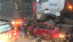 Xe container đè bẹp 'xế hộp' ở Hà Nội, 3 người tử vong