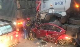 Xe container đè bẹp 'xế hộp' ở Hà Nội: Cặp vợ chồng cùng bạn đi lễ rằm về thì gặp nạn